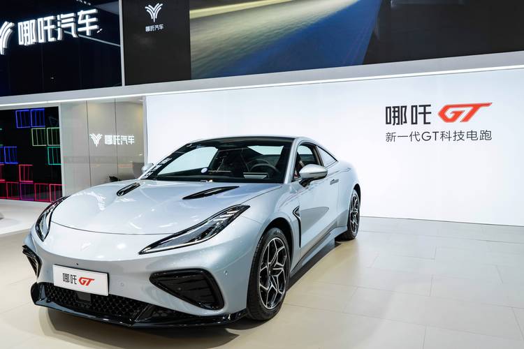 深圳254哪吒汽车在智能汽车领域的表现，领途汽车在新能源汽车市场中的影响力